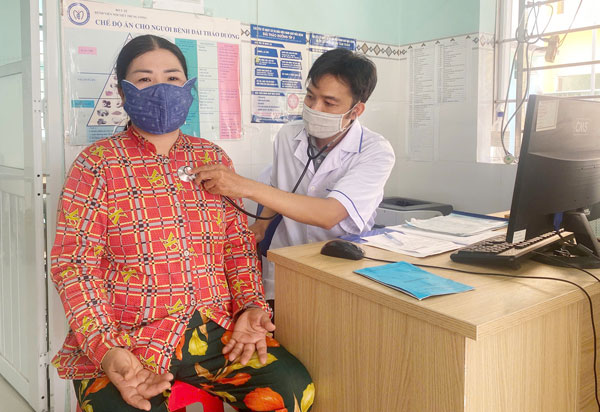 Khám chữa bệnh tại Trạm Y tế xã Nhị Long. Ảnh: NGỌC XOÀN

