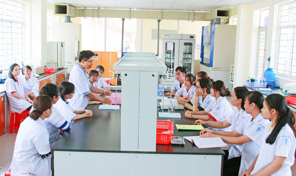 Thu hút và giữ chân nguồn nhân lực trẻ, chất lượng cao là chìa khóa cho sự phát triển nhanh, bền vững của tỉnh. Ảnh: CAO HUYỀN

