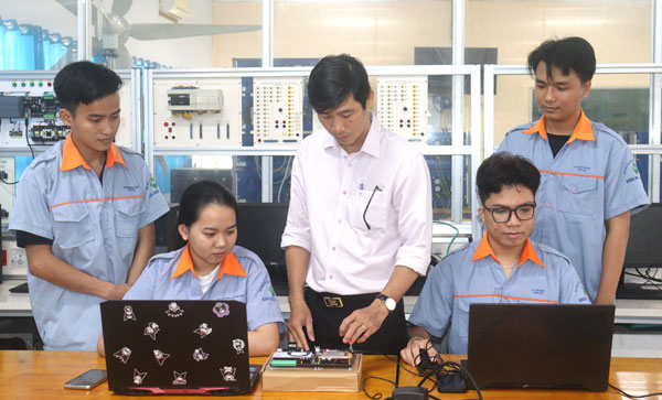 Thanh niên kỳ vọng môi trường làm việc chuyên nghiệp, minh bạch, có cơ hội phát triển ngay tại quê hương.


