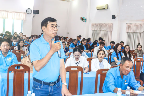 Chủ tịch Công đoàn cơ sở Công ty TNHH Tỷ Xuân- Lê Văn Tiến luôn là “cầu nối” tin cậy giữa người lao động với doanh nghiệp. Ảnh: C.HUỆ

