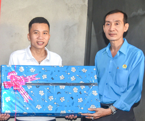 Chủ tịch Công đoàn cơ sở Công ty TNHH May mặc Alliance One- Phạm Văn Minh trao quà tặng người lao động. Ảnh: TR.QUỐC

