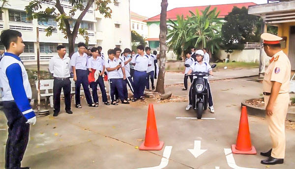 Cảnh sát giao thông hướng dẫn học sinh lái xe an toàn, tuân thủ quy định về sử dụng phương tiện.

