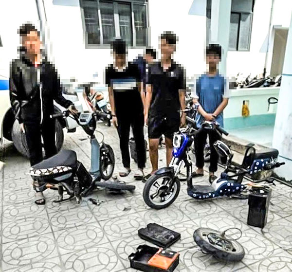 Nhiều trường hợp “độ, chế” xe đạp điện đã bị phát hiện,
xử lý.

