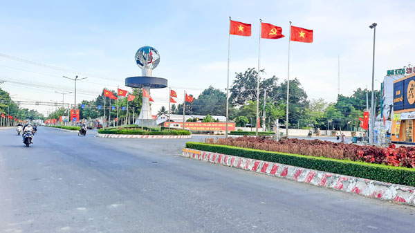 Phát huy tinh thần Chiến thắng 30/4/1975, quyết tâm xây dựng quê hương ngày càng phát triển, văn minh, giàu đẹp. Ảnh: NGỌC XOÀN

