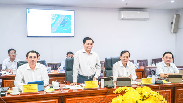 Đồng chí Trần Văn Lâu- Ủy viên Trung ương Đảng, Bí thư Tỉnh ủy tham dự buổi làm việc về tình hình triển khai dự án điện gió trên địa bàn tỉnh. Ảnh: THẢO TIÊN

