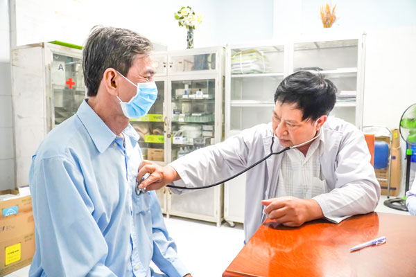 Tinh thần phục vụ của cán bộ y tế là một trong những yếu tố quyết định hiệu quả y tế gần dân. Ảnh: PHAN HÂN

