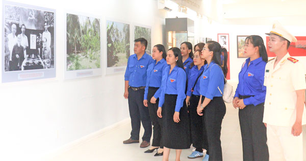 Đoàn viên, thanh niên về thăm địa chỉ đỏ tại Nhà bia kỷ niệm thành lập Chi bộ Đảng đầu tiên của tỉnh- Chi bộ Ngã tư Long Hồ.

