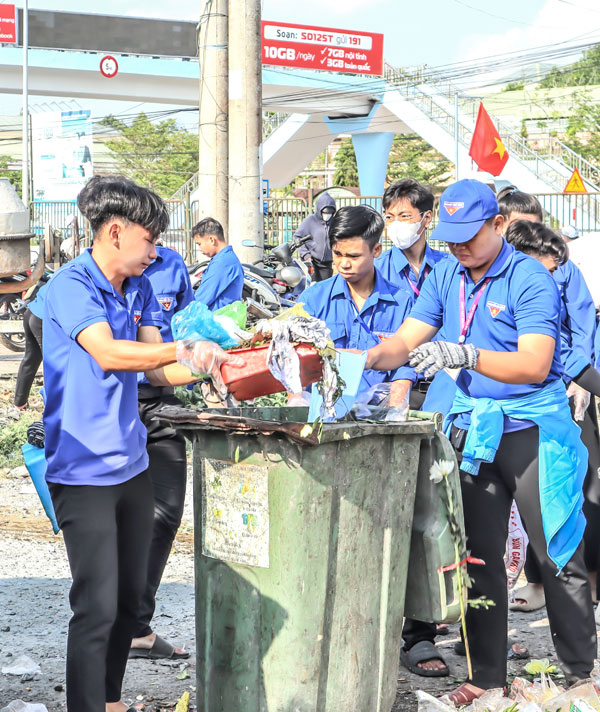 Đoàn viên, thanh niên tham gia xây dựng cảnh quan, bảo vệ môi trường.

