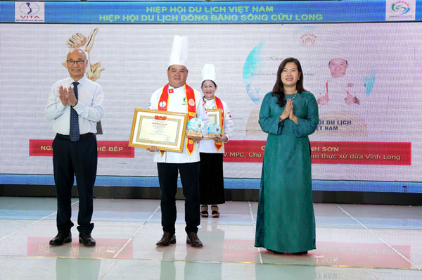Anh Hồ Thành Sơn- Chủ tịch Hiệp hội Ẩm thực Xứ dừa Vĩnh Long vừa được Hiệp hội Du lịch Việt Nam vinh danh là nghệ nhân nghề bếp.

