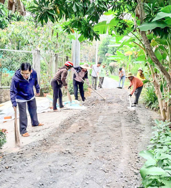 Địa phương và người dân chung sức đồng lòng cải thiện hạ tầng giao thông nông thôn.


