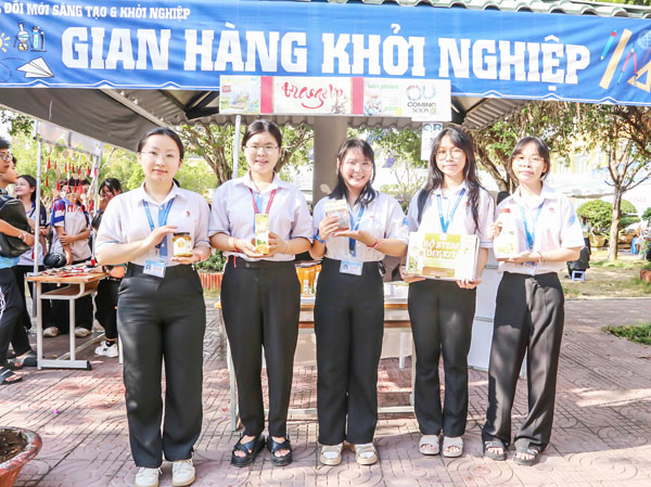 Nhóm học sinh cùng sản phẩm từ trái cam.


