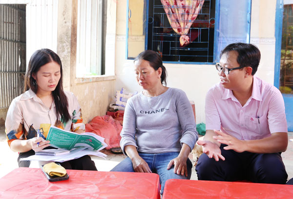 Chị Nguyễn Hồng Trân Châu (giữa) trao đổi về hiệu quả sử dụng nguồn vốn.

