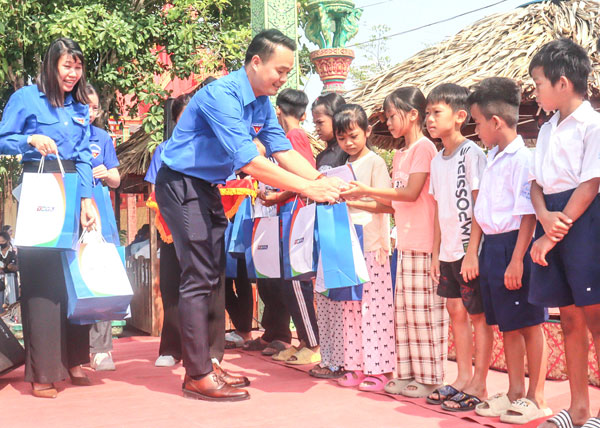 Tiếp nối truyền thống, tuổi trẻ Vĩnh Long phát huy tinh thần xung kích, tình nguyện, sẻ chia với cộng đồng.

