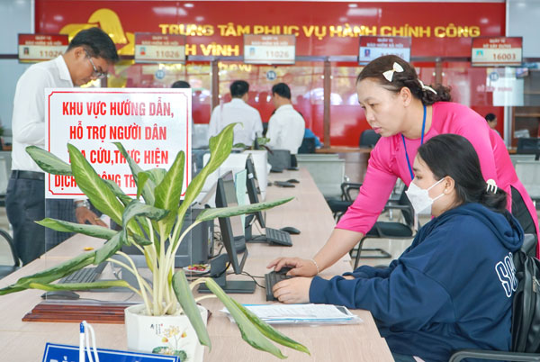 Cán bộ, công chức Trung tâm Phục vụ hành chính công tỉnh luôn nâng cao tinh thần trách nhiệm trong phục vụ nhân dân.

Ảnh: THẢO TIÊN

