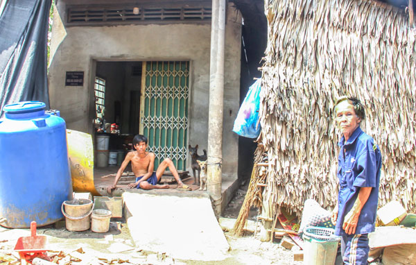 Ông Nguyễn Văn Huynh và người con mắc bệnh nhưng chưa có điều kiện thăm khám, điều trị.

