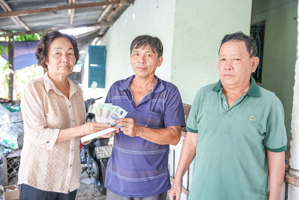 Báo Vĩnh Long phối hợp với tổ chức đoàn thể địa phương trao tiền hỗ trợ gia đình anh Trần Thanh Phong; hiện anh Trần Thanh Phong đang nhập viện điều trị.

