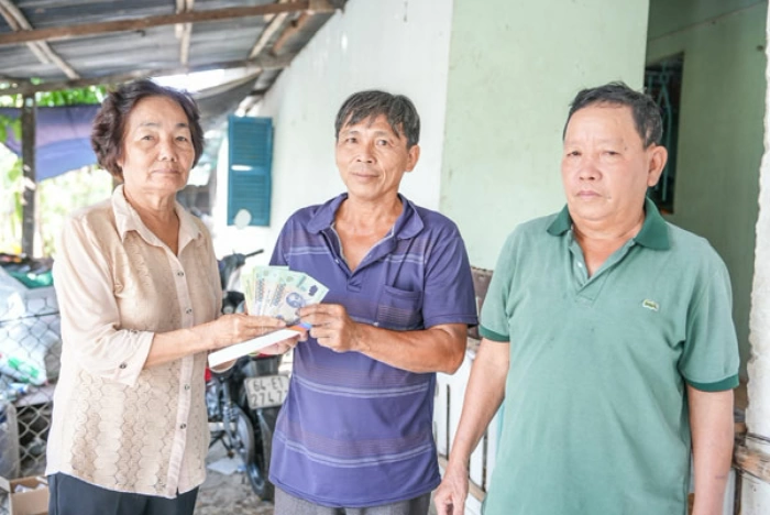 Trao tiền bạn đọc hỗ trợ anh Trần Thanh Phong