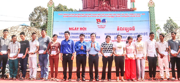 Ban Thường vụ Tỉnh Đoàn trao quà tặng hộ gia đình, thanh niên đồng bào Khmer hoàn cảnh khó khăn.

