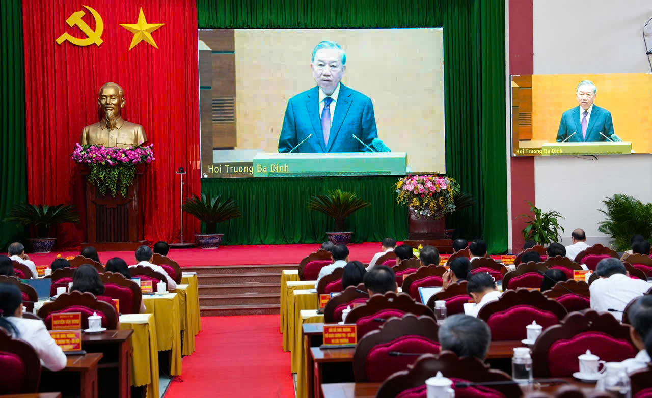 Quang cảnh hội nghị tại điểm cầu Tỉnh ủy Vĩnh Long. Ảnh: YẾN LY