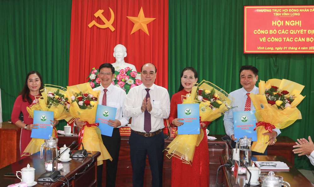 Đồng chí Nguyễn Văn Tuấn- Ủy viên Ban Thường vụ Tỉnh ủy, Phó Chủ tịch thường trực HĐND tỉnh tặng hoa chúc mừng các Phó Trưởng Ban và đại biểu HĐND chuyên trách Ban Kinh tế- Ngân sách HĐND tỉnh.