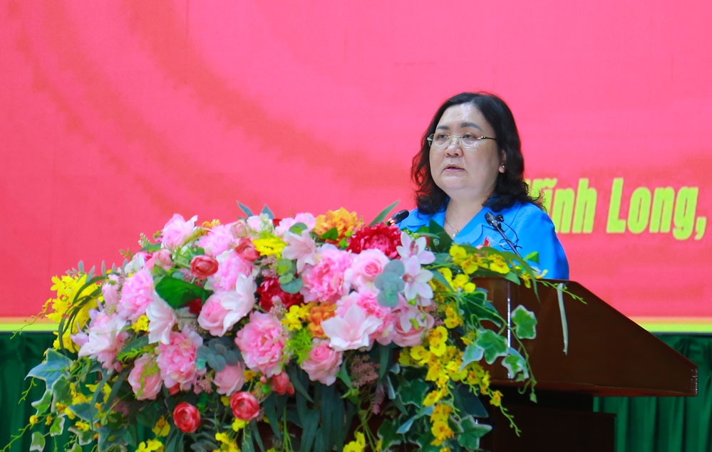 Đồng chí Hồ Thị Hoàng Yến- Ủy viên Ban Chấp hành Trung ương Đảng, Phó Bí thư thường trực Tỉnh ủy thông tin nhanh nội dung trọng tâm của Hội nghị lần thứ hai Ban Chấp hành Trung ương Đảng khóa XIV.