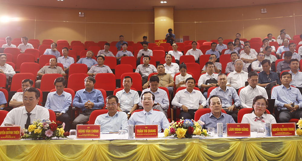 Lãnh đạo tỉnh dự hội nghị công bố điều chỉnh quy hoạch chung KKT Định An đến năm 2040.