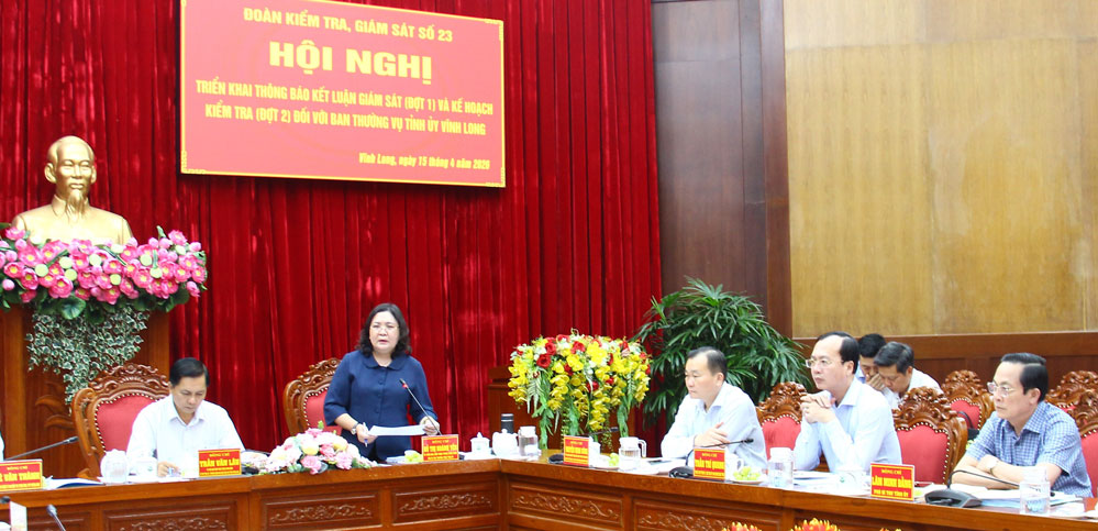 Đồng chí Hồ Thị Hoàng Yến phát biểu ý kiến tại hội nghị.