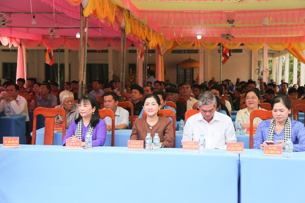 Lãnh đạo tỉnh và đại biểu dự lễ bế mạc Tết Quân – Dân.