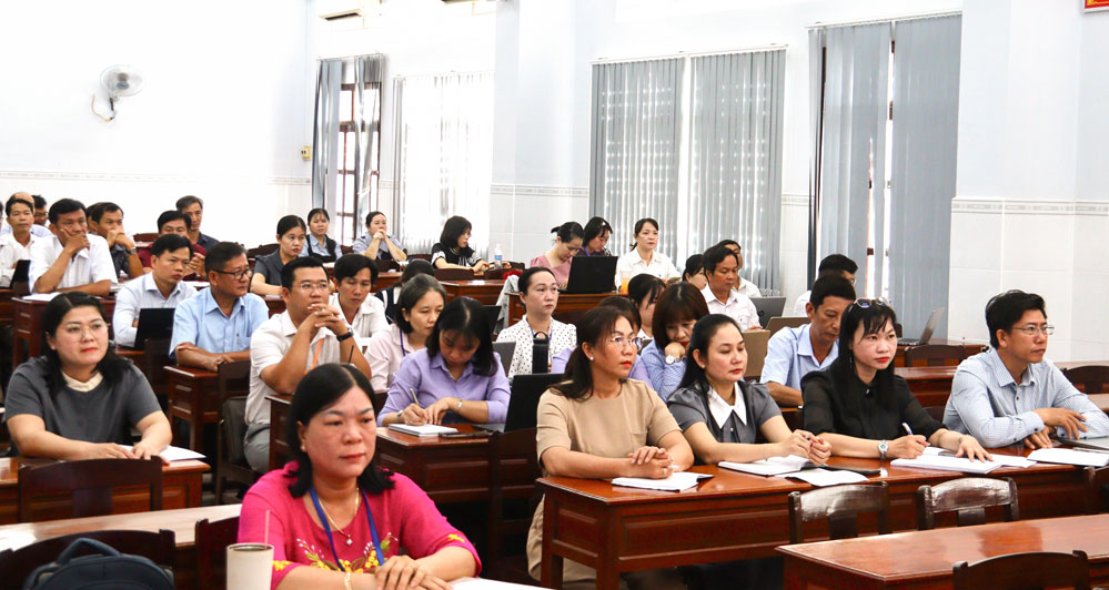 Đại biểu tham dự hội nghị tập huấn.





