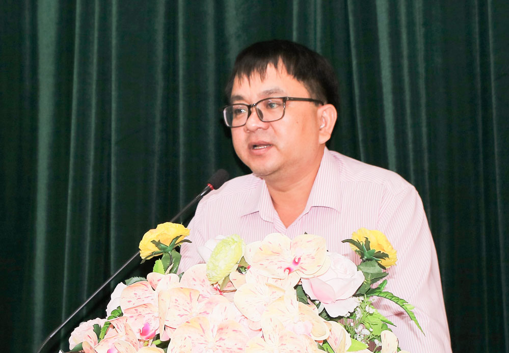 Ông Trần Lê Thanh Thảo - Phó Giám đốc Chi nhánh NHCSXH tỉnh triển khai một số nội dung tập huấn.