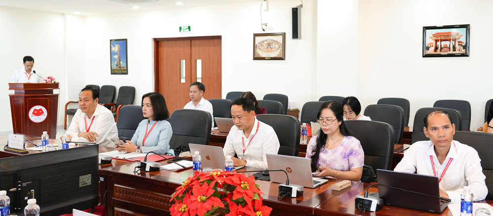 Các đại biểu trao đổi, đóng góp ý kiến cụ thể hóa Nghị quyết Đại hội XIV của Đảng.