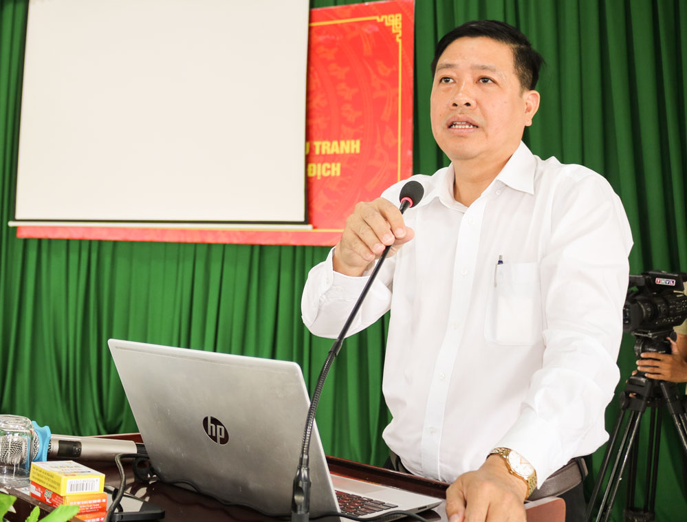 Phó trưởng Ban Tuyên giáo và Dân vận Tỉnh ủy- Võ Thành Đô báo cáo chuyên đề tại hội nghị.