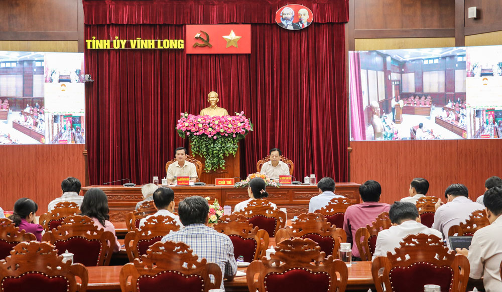 Đồng chí Trương Thành Dãnh- Ủy viên Ban Thường vụ Tỉnh ủy, Phó Chủ tịch Ủy ban MTTQ Việt Nam tỉnh; đồng chí Nguyễn Văn Minh- Tỉnh ủy viên, Phó Chủ tịch Ủy ban MTTQ Việt Nam tỉnh chủ trì hội nghị tại điểm cầu cấp tỉnh.
