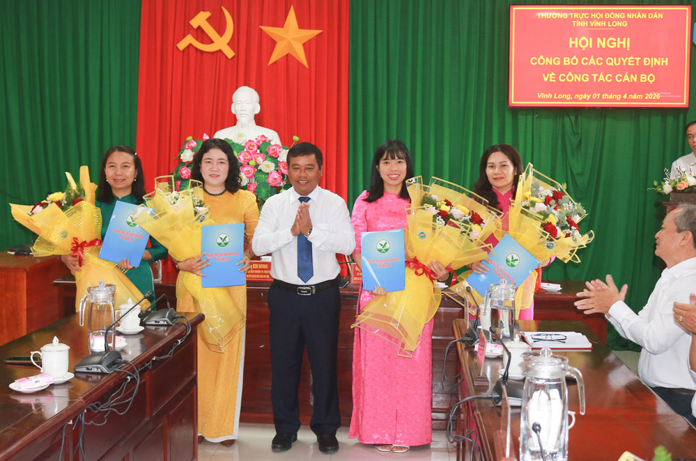 Đồng chí Kim Rương- Ủy viên Ban Thường vụ Tỉnh ủy, Phó Chủ tịch HĐND tỉnh tặng hoa chúc mừng các Phó Trưởng Ban và đại biểu HĐND chuyên trách Ban Pháp chế HĐND tỉnh.