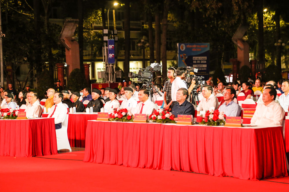 Lãnh đạo tỉnh và đại biểu dự chương trình tại Quảng trường phường Long Châu.