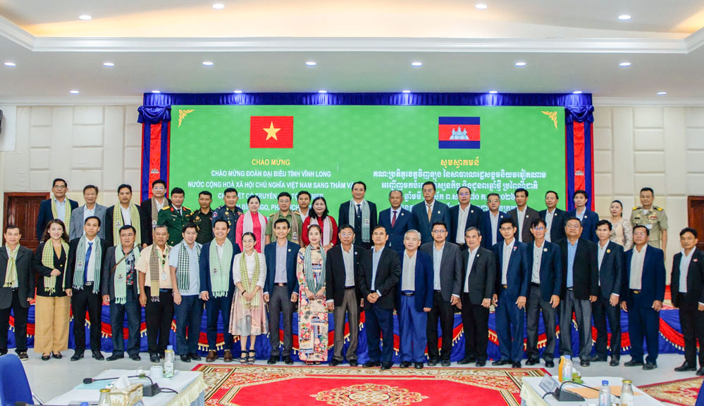 Đoàn đại biểu tỉnh Vĩnh Long thăm, làm việc và chúc Tết cổ truyền Chôl Chnăm Thmây tại tỉnh Banteay Meanchey.