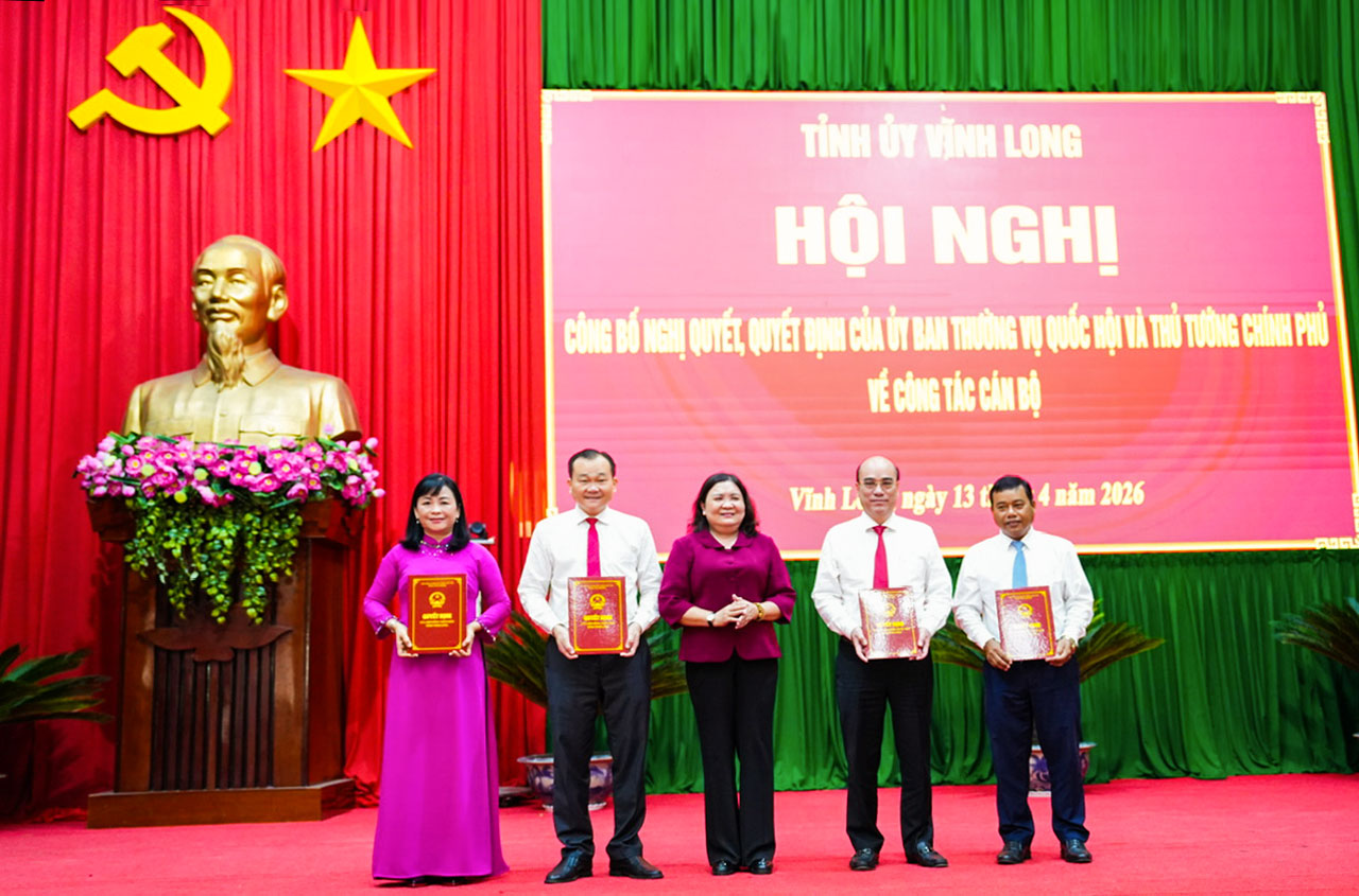 Phó Bí thư thường trực Tỉnh uỷ Hồ Thị Hoàng Yến trao các Nghị quyết cho Chủ tịch và các Phó Chủ tịch HĐND tỉnh Vĩnh Long khóa XI.