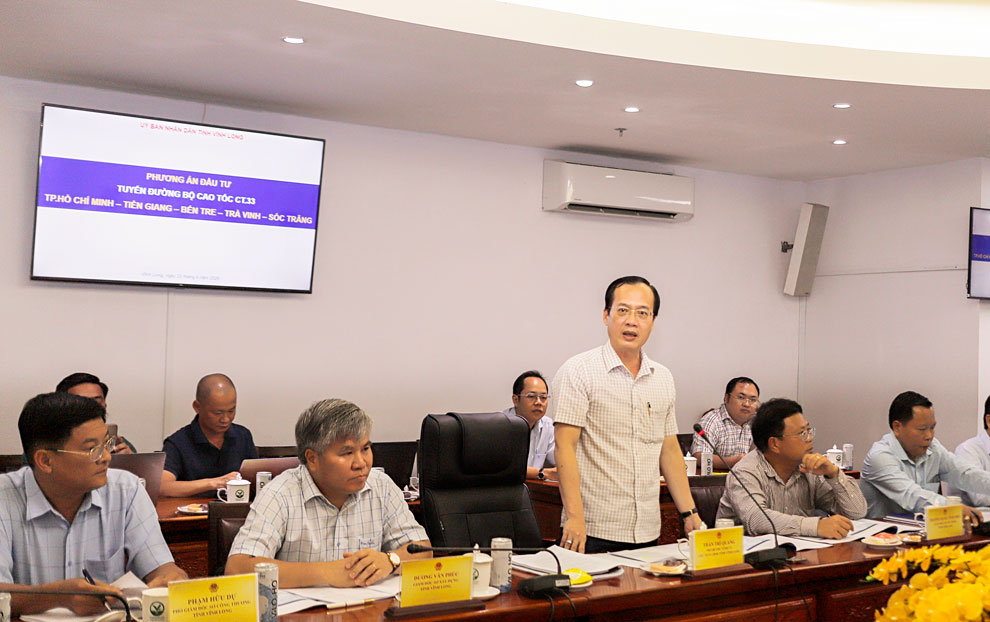 Phó Bí thư Tỉnh ủy, Chủ tịch UBND tỉnh Vĩnh Long Trần Trí Quang phát biểu tại hội nghị.