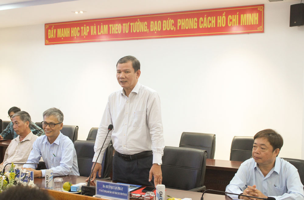 Nhà báo Huỳnh Tấn Phát- Phó Giám đốc Báo và phát thanh, truyền hình Vĩnh Long chia sẻ tại buổi làm việc.