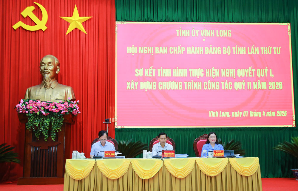 Đồng chí Trần Văn Lâu – Ủy viên Ban Chấp hành Trung ương Đảng, Bí thư Tỉnh ủy; đồng chí Hồ Thị Hoàng Yến – Ủy viên Ban Chấp hành Trung ương Đảng, Phó Bí thư Thường trực Tỉnh ủy; đồng chí Trần Trí Quang – Phó Bí thư Tỉnh ủy, Chủ tịch UBND tỉnh chủ trì hội nghị.