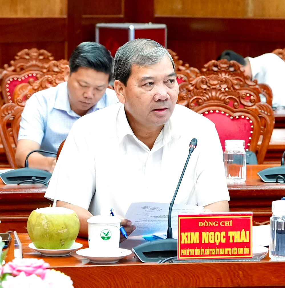 Đồng chí Kim Ngọc Thái- Phó Bí thư Tỉnh ủy, Chủ tịch Ủy ban MTTQ Việt Nam tỉnh phát biểu tại phiên họp.