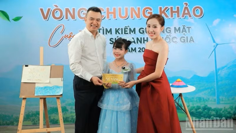 Ông Lê Như Long và MC Nguyễn Ngân Hà, đại diện Ban Giám khảo trao vé vàng cho Nguyễn Trần Châu Anh.

