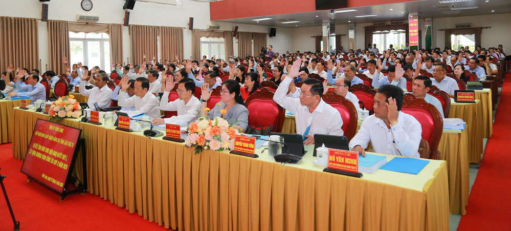 Đại biểu biểu quyết thông qua chương trình hội nghị.
