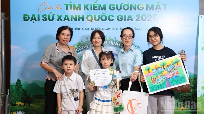 Thí sinh và người nhà chụp ảnh check-in tại cuộc thi.