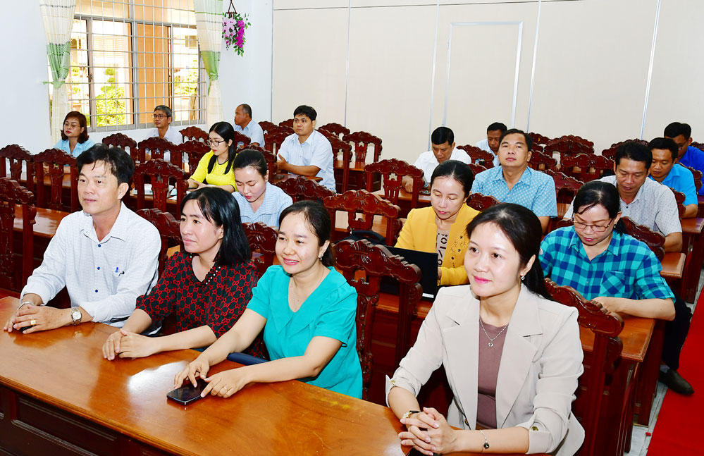 Đảng viên học nghị quyết tại điểm cầu Đảng ủy phường Long Đức.