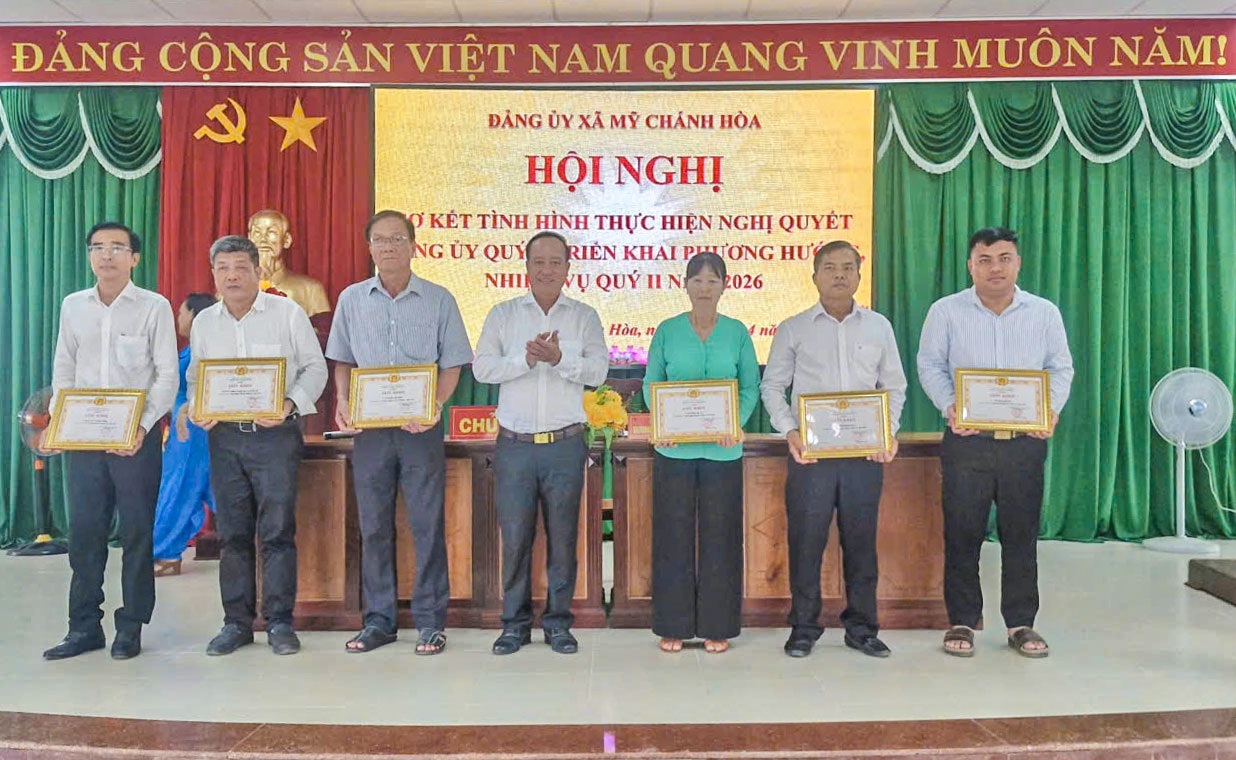 Bí thư Đảng ủy xã Mỹ Chánh Hòa - Dương Văn Chương trao giấy khen cho đại diện tập thể đạt thành tích