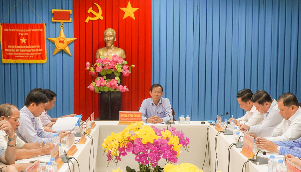 Phó Chủ tịch Thường trực UBND tỉnh- Đặng Văn Chính chủ trì buổi làm việc.