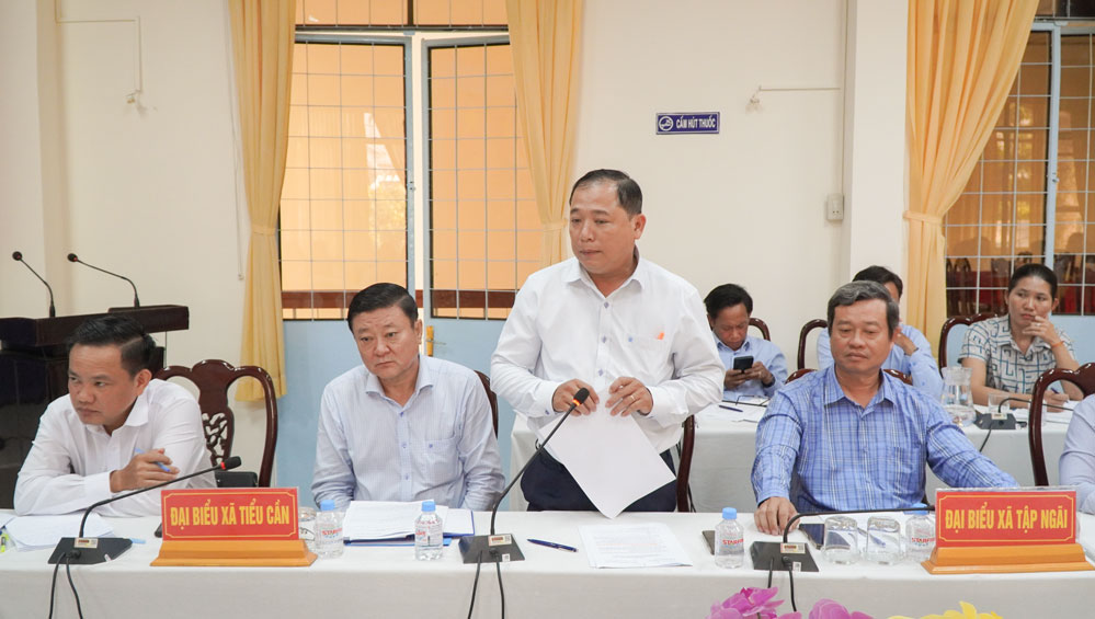 Chủ tịch UBND xã Tiểu Cần- Hồ Như Biển báo cáo tại buổi làm việc.