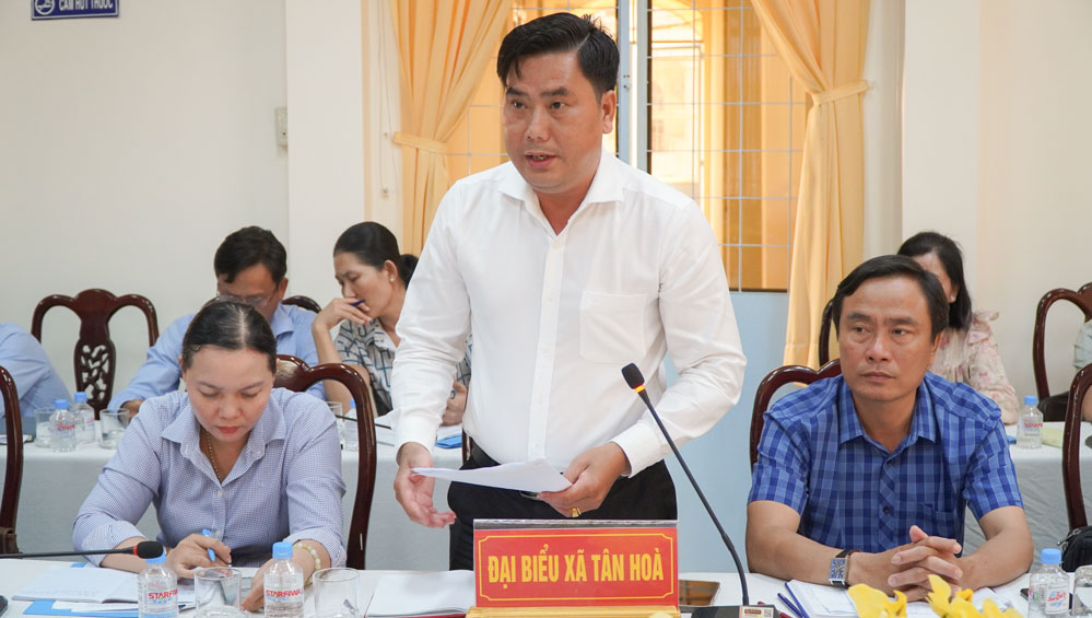 Ông Triệu Văn Dày- Chủ tịch UBND xã Tân Hòa báo cáo tại buổi làm việc.