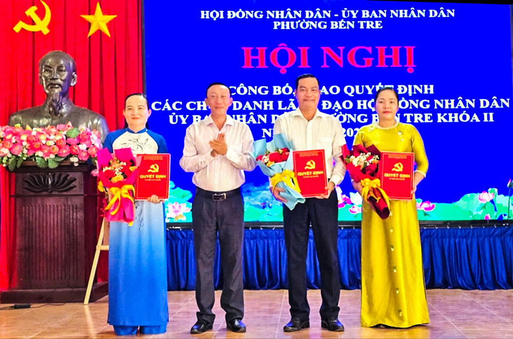 Đồng chí Châu Văn Bình - Tỉnh ủy viên, Bí thư Đảng ủy, Chủ tịch HĐND phường Bến Tre trao quyết định của UBND tỉnh Vĩnh Long cho chức danh Chủ tịch và Phó Chủ tịch UBND phường.